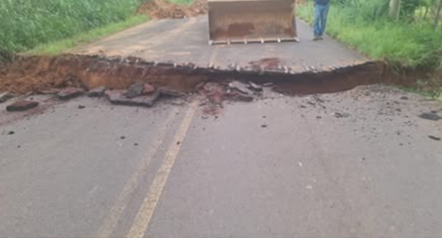 Rodovia entre Santa Rita e Tambaú cede após fortes chuvas e trânsito é desviado
