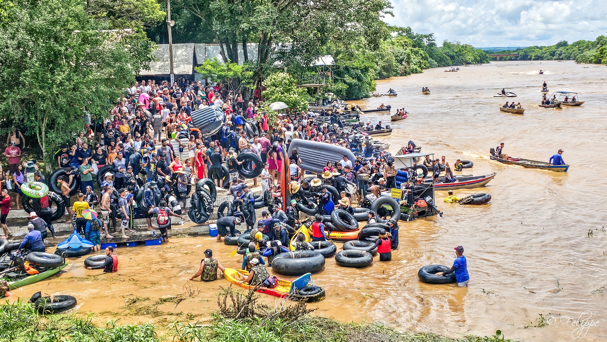 FOTOS: Descida de Boias reúne milhares no Rio Mogi Guaçu